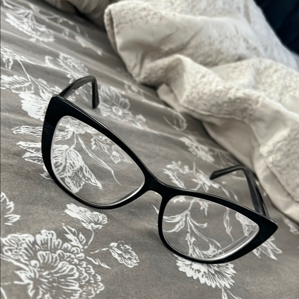 Chic Black Cat-Eye Glasses